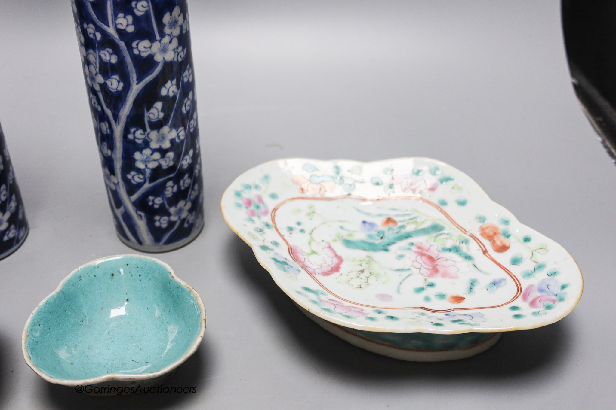 A pair of blue and white sleeve vases and three polychrome dishes, 23cm